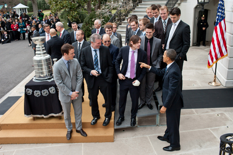 Файл:Obama w Stanley Cup and Chicago Blackhawks.jpg