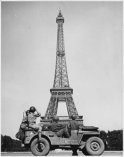 File:American soldiers Eiffel Tower.gif