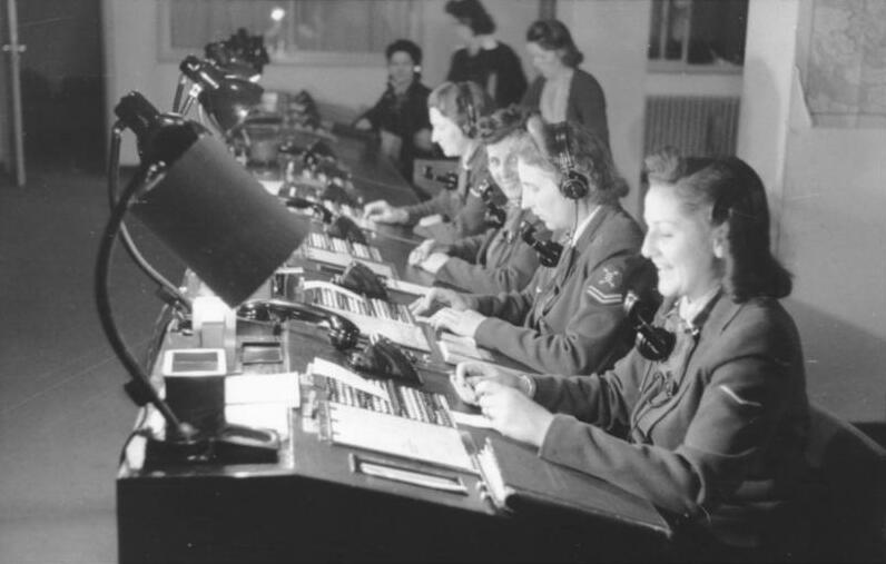 Файл:Bundesarchiv Bild 101I-615-2486-14A, Frankreich, Nachrichtenhelferinnen.jpg