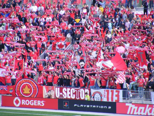 Archivo:TorontoFCFans.jpg