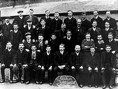 File:Workers at Albion Motors in 1911.jpg