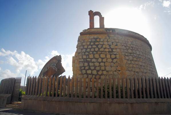 Archivo:Castillo o Torre de San Andrés.jpg