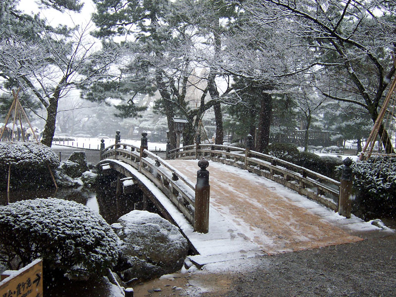 File:Kenrokuen bridge.jpg