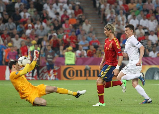 Archivo:Lloris Torres and Koscielny Spain-France Euro 2012.jpg