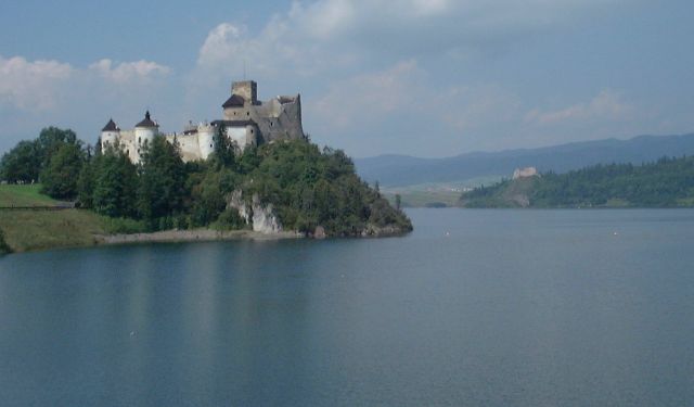 Archivo:Poland Niedzica - castle.jpg