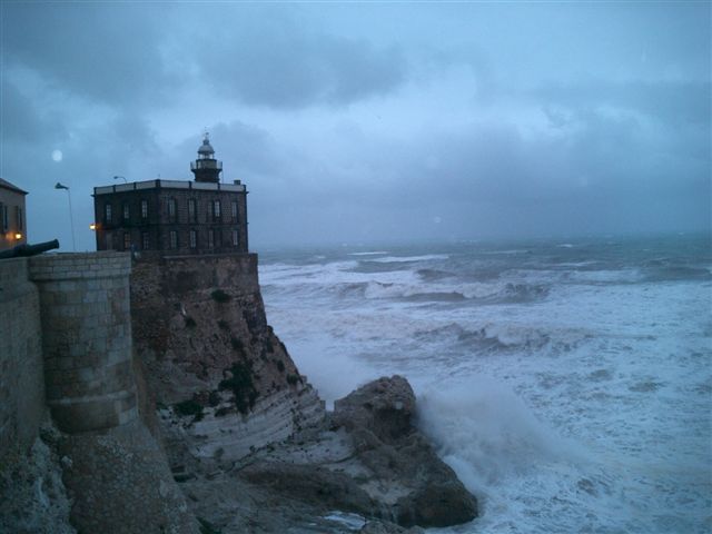 Archivo:Faro de Melilla.jpg