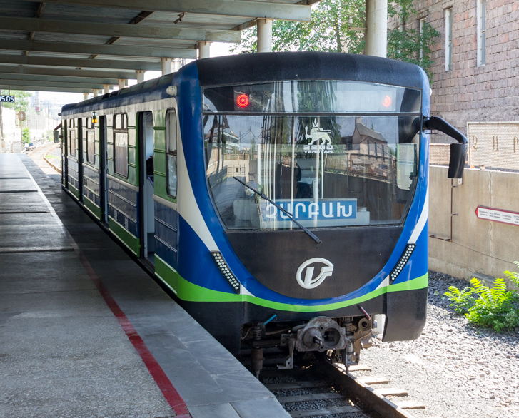 Файл:81-717m 8783 railcar at Charbakh station (cropped).jpg