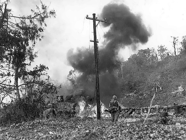 Archivo:Combat action on Peleliu.jpg