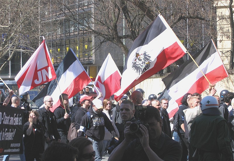 File:Neonazi 2.4.2005 München.jpg