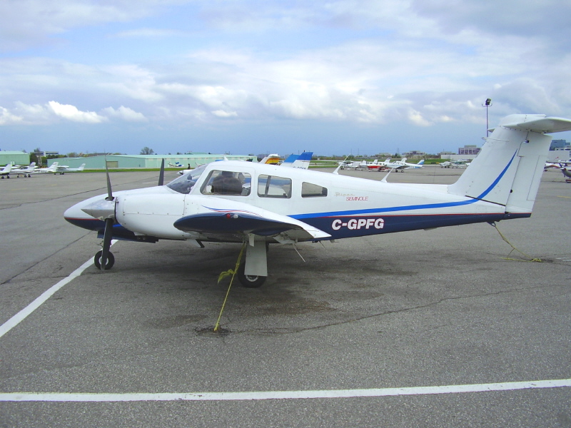 Archivo:Piper PA44-180 aircraft.jpg