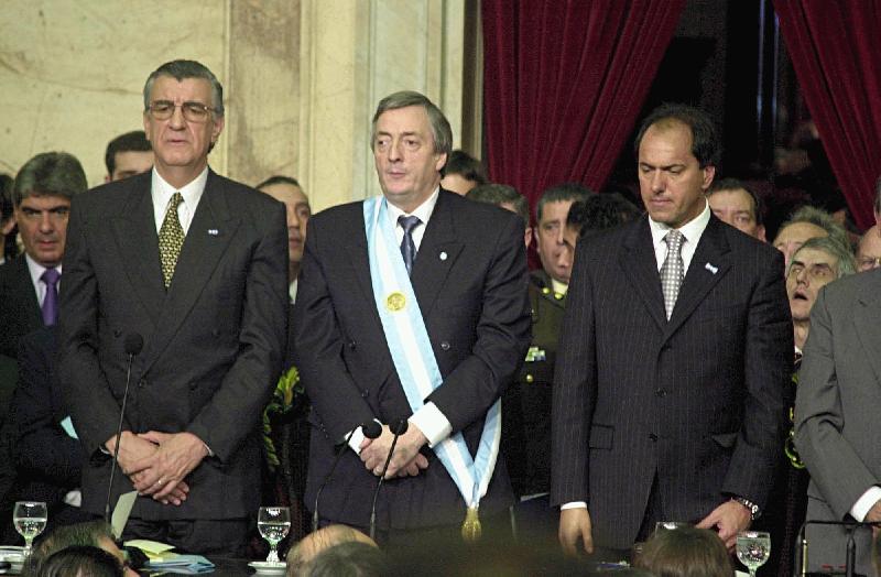 File:Gioja, Kirchner y Pichichi Scioli.jpg