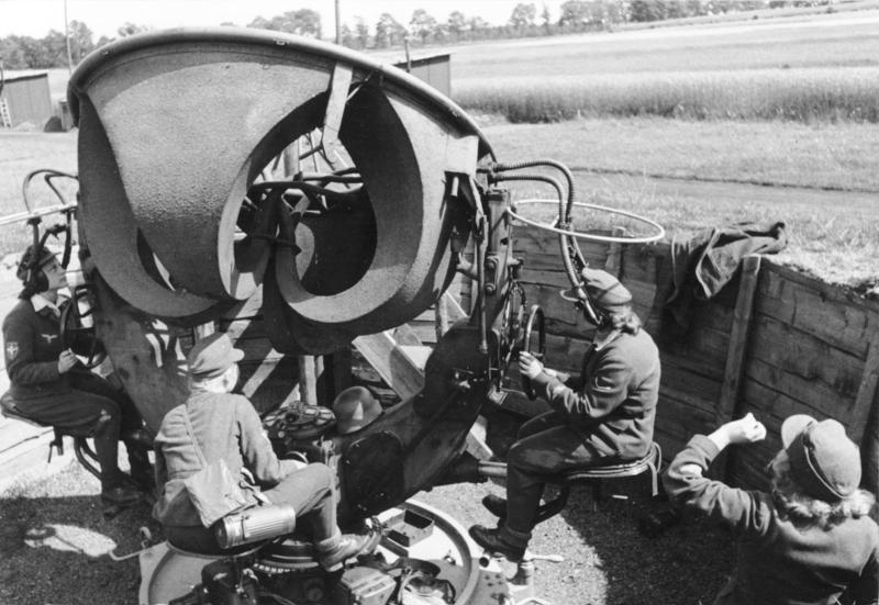 Файл:Bundesarchiv Bild 101I-674-7757-09, Flakhelferinnen am Horchgerät.jpg