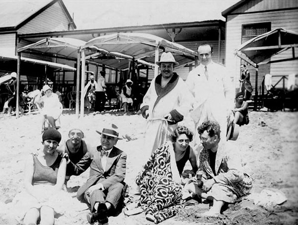 Archivo:Mardelplata tourists 1930.jpg