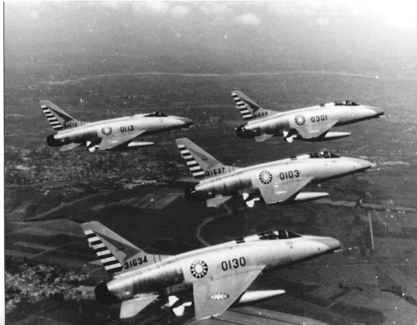 File:Taiwan F-100s.jpg