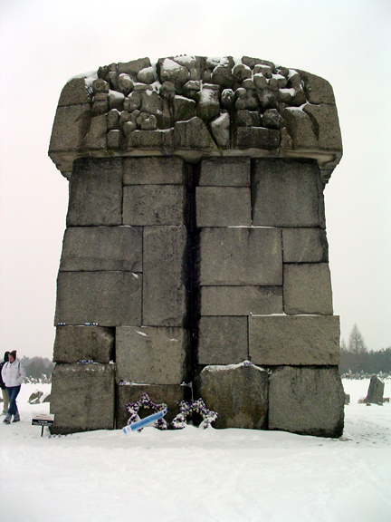 Archivo:Treblinka memorial.jpg