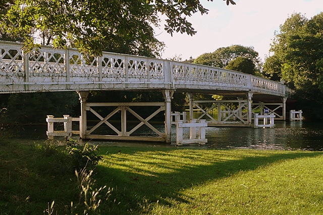 File:Whitchurch toll bridge - geograph.org.uk - 924807.jpg