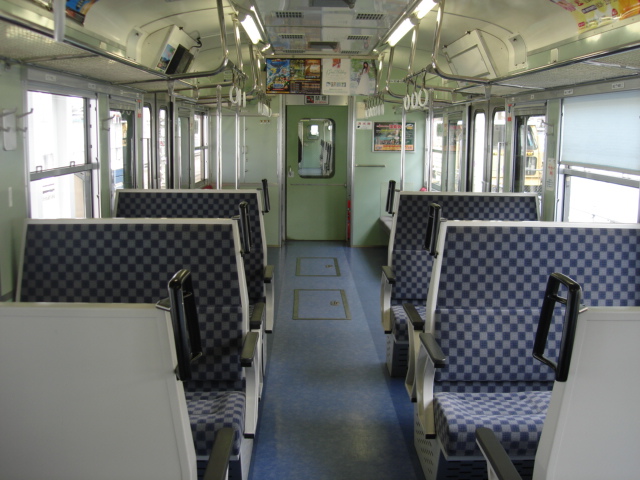 File:しなの鉄道115系車内.JPG