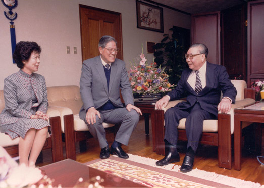 File:1984年蔣經國總統蒞臨大安住所致賀李登輝當選副總統.jpg