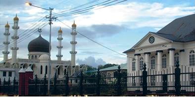 File:Synagoge next to a mosque.JPG