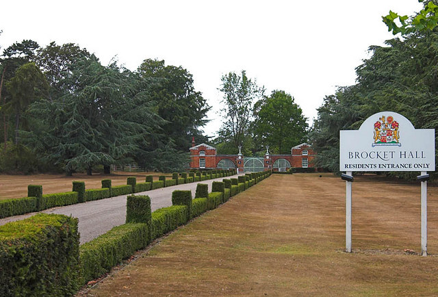 Файл:Entrance to Brocket Hall - geograph.org.uk - 213910.jpg