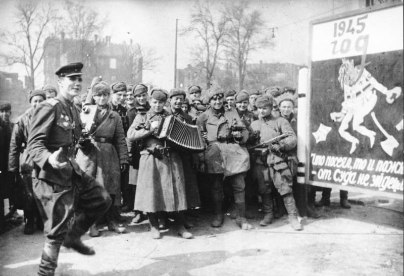 Файл:Bundesarchiv Bild 183-E0406-0022-018, Berlin, Siegesfeier der Roten Armee.jpg