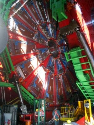 Archivo:Construction of LHC at CERN.jpg