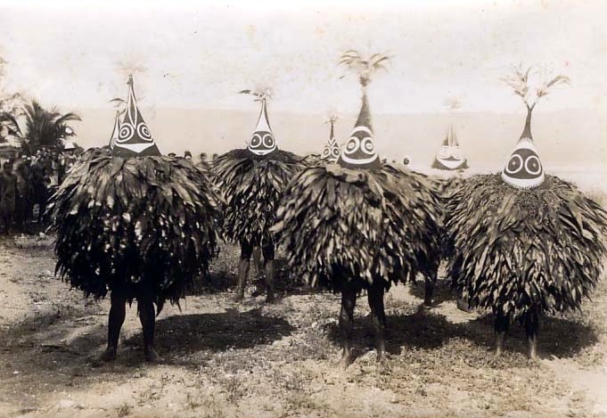 Файл:New Britain- Duk-Duk dancers, Gazelle Peninsula.jpg