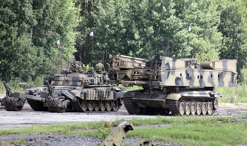 Файл:BMP-3M and MTU-72 REA 2009.jpg