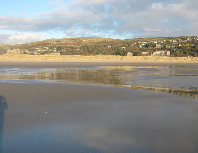 File:Harlech-Low tide at Harlech.jpg