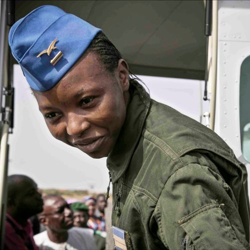 Archivo:Ouma Laouali, Niger’s first female pilot in 2015.jpg