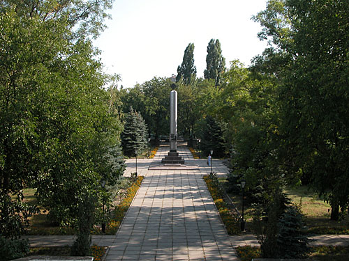 File:Park Slavy in Nova Kahkovka.jpg