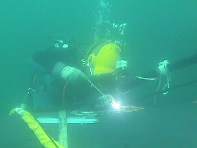 Файл:Underwater welding.jpg