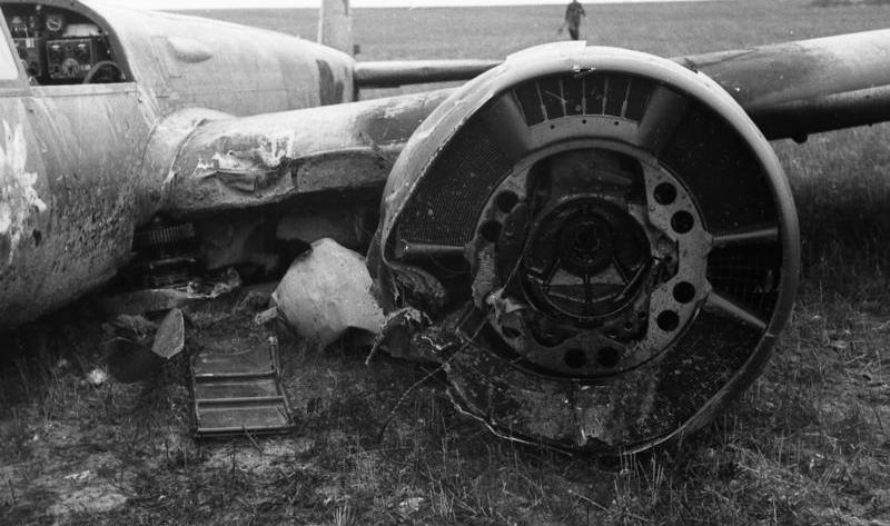 File:Bundesarchiv Bild 101I-345-0780-14A, Frankreich, abgestürztes Flugzeug.jpg