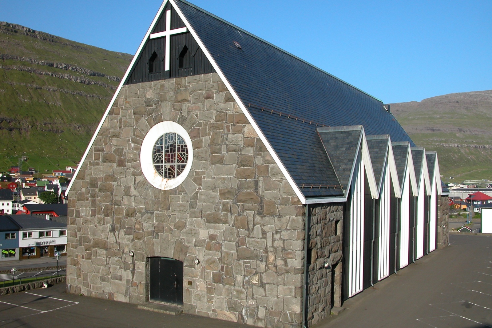 Die Christianskirche zu Klaksvík mit ihrem Rosettenfenster an der Eingangsseite.