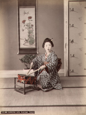 File:Adolfo Farsari - Dancing Girl Playing Taiko.JPG