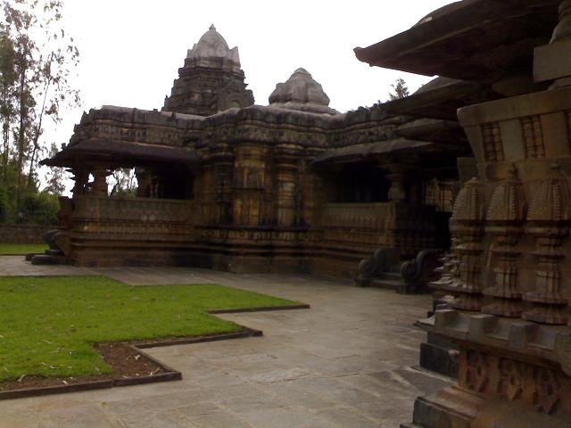 File:Hangal Tarakeshwara temple half (back).jpg