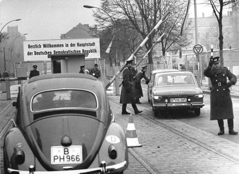 File:Bundesarchiv Bild 183-C1031-0044-007, Berlin, Grenzübergang Invalidenstraße.jpg