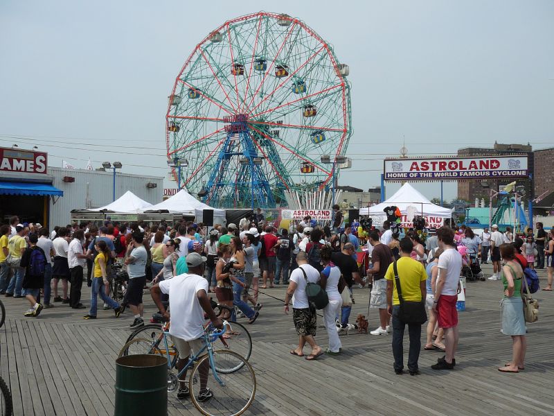 Archivo:Astroland Wonder Wheel.jpg