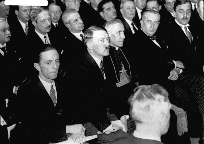 Archivo:Bundesarchiv Bild 102-14492, Berlin, Presseempfang mit Goebbels und Hitler.jpg