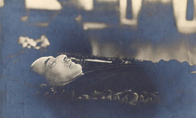 Файл:Nariman Narimanov on deathbed.jpg