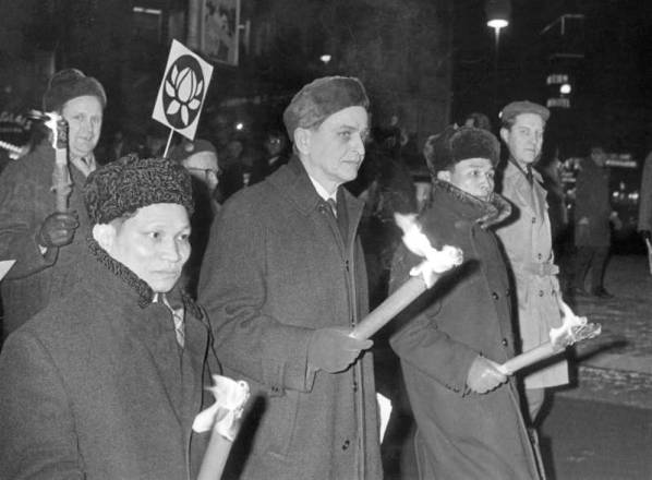 File:Olof Palme marching against the Vietnam War 1968.jpg