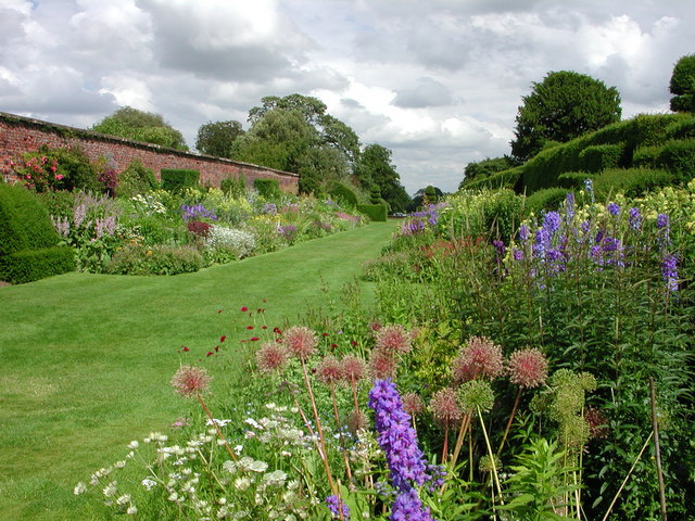 File:Arley Hall Heraceous Border 2.jpg