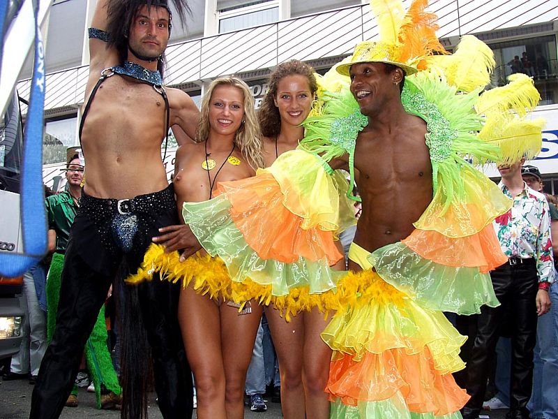 File:CSD Parade Cologne 2001 - 24.jpg