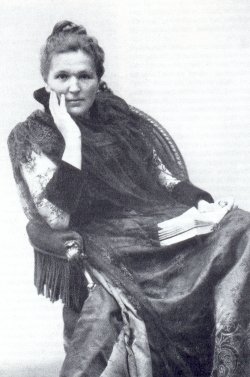 Archivo:Marie Lang in chair.jpg