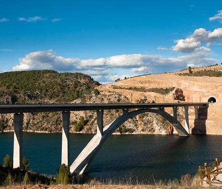 File:Viaducto del AVE de Contreras-2.jpg