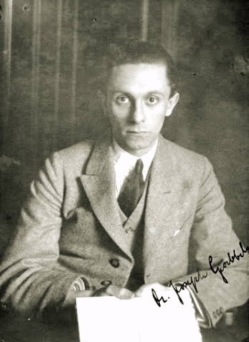 Archivo:Goebbels 1921, autographed picture.jpg