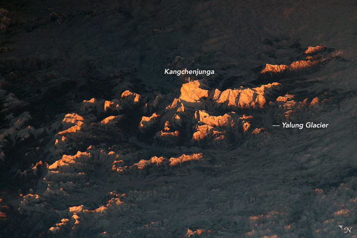 File:Kangchenjunga and surrounding peaks at sunset.jpg