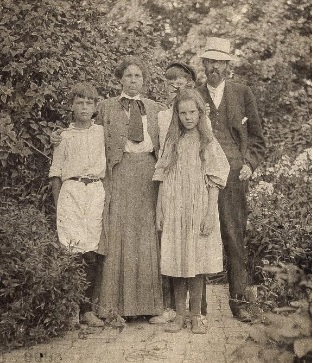 File:Louise and Kenyon Cox and family, about 1906 jpg.jpg