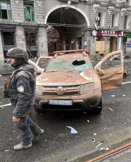 Archivo:Member of the Kharkiv police during the Russian attacks.jpg