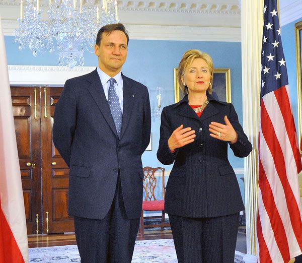 File:Radoslaw Sikorski meets Secretary Hillary Clinton.jpg